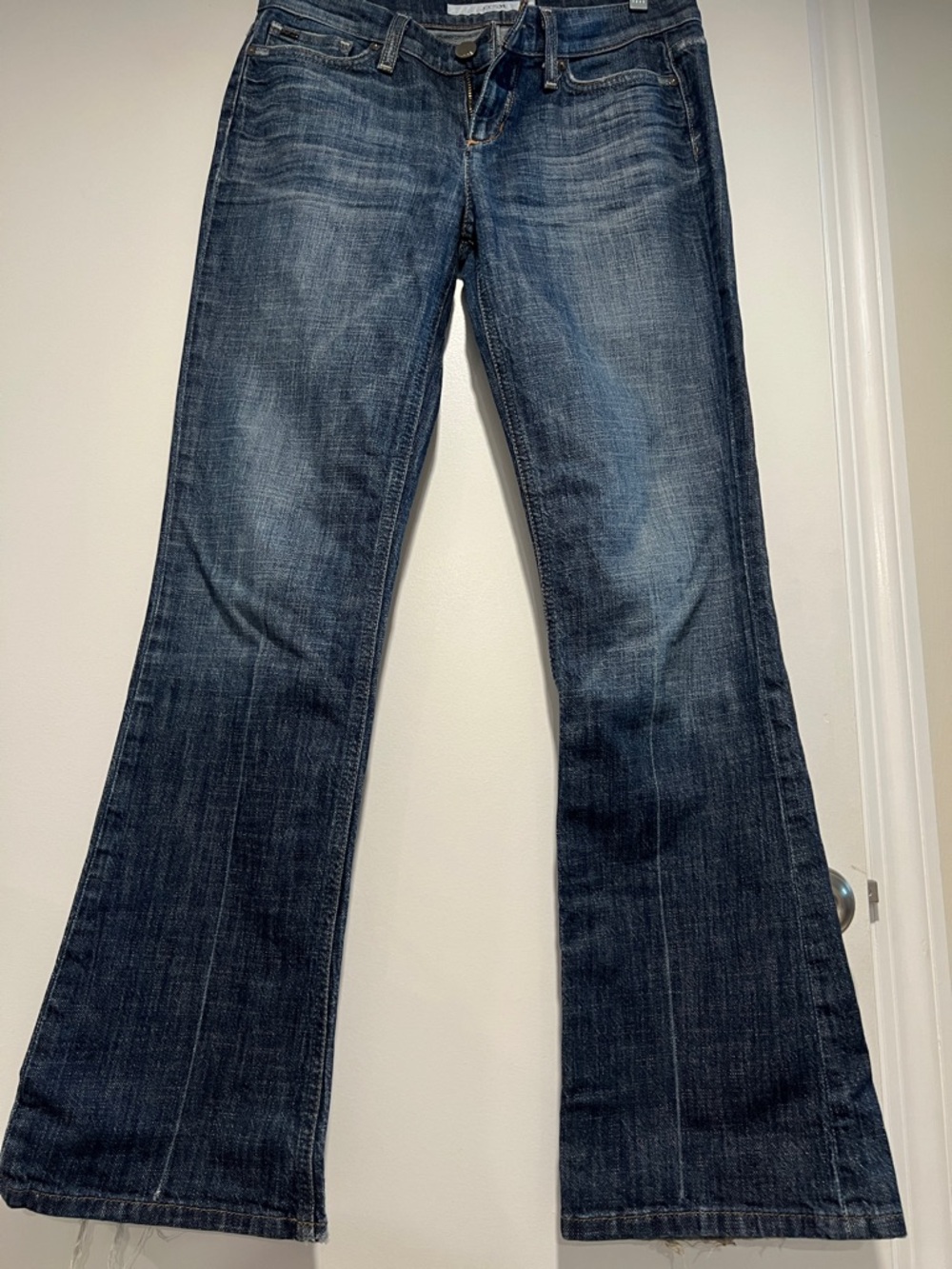 Vintage Mid/Low rise Women's Joe’s Jeans Flared leg in Dark Blue denim.